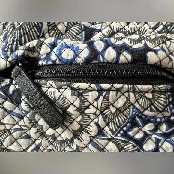 RETIRED: Vera Bradley | ladies Snow Lotus Hadley on the go shoulder handbag.​ - Picture 4 of 16